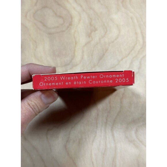 Avon 2005 Ornament Holiday Pewter Wreath Velvet Pouch & Box - Picture 3 of 4